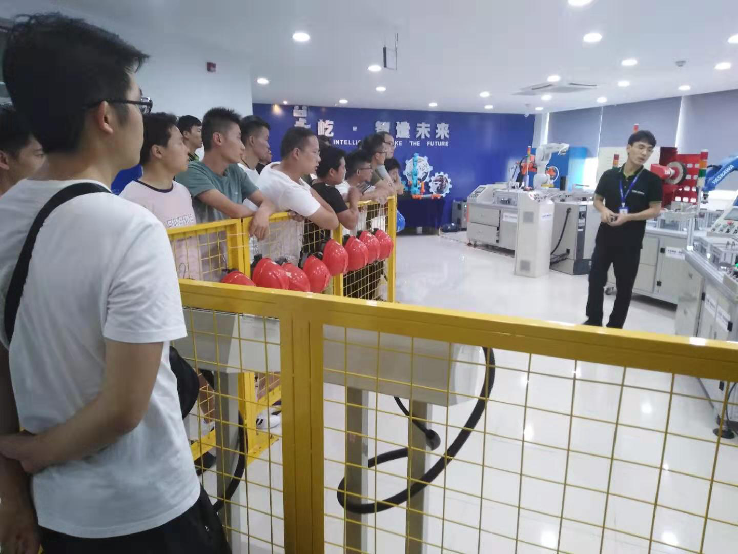 学员参观实训场地