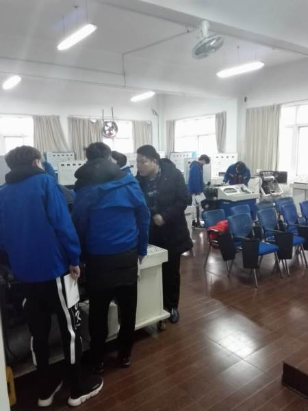 汽车学员实操现场汽车学员实操现场