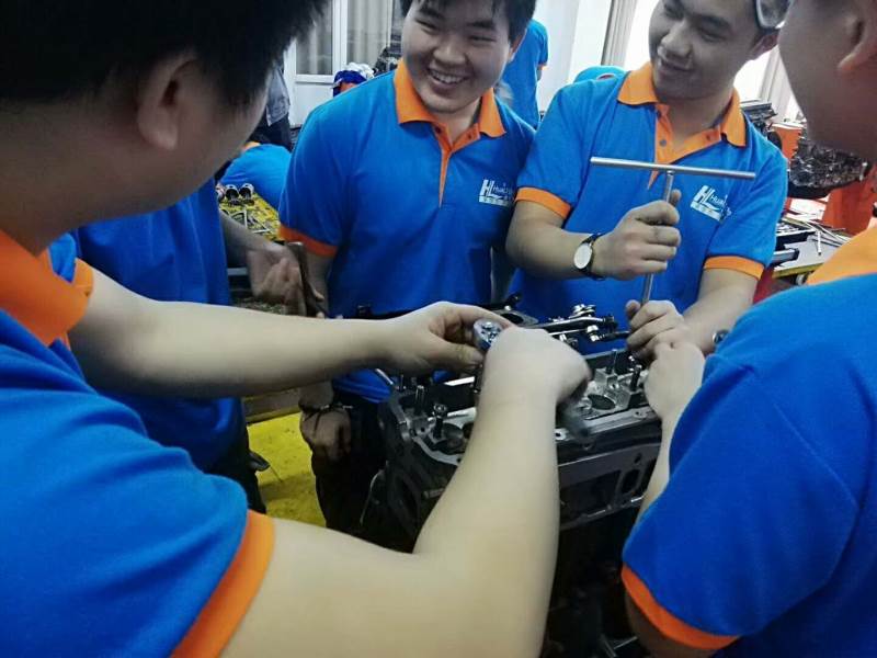 汽车学员实操现场