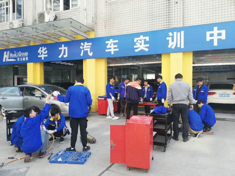 汽车学员实操现场