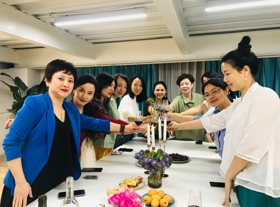 师生聚餐合影