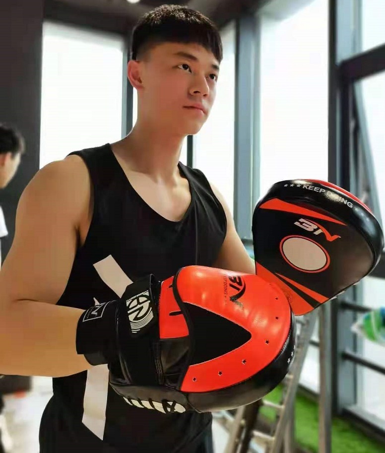 学员拿脚靶