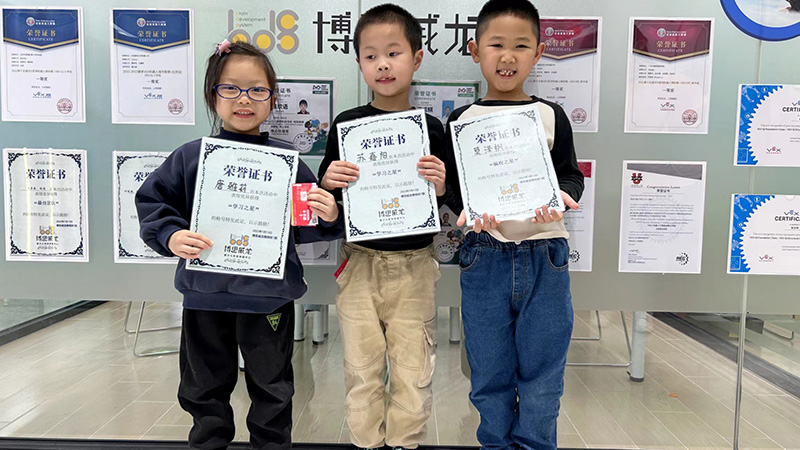 小学员合影