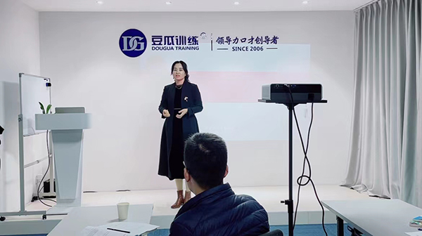 台上演讲