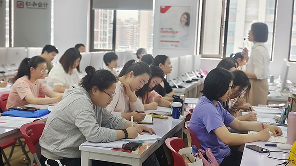 学员认真听课
