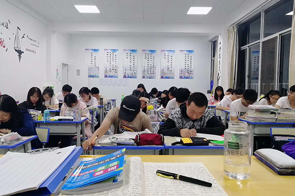 学生认真上课