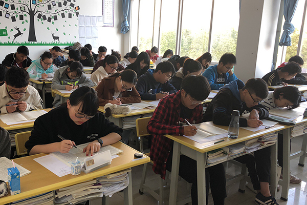 学生认真做题