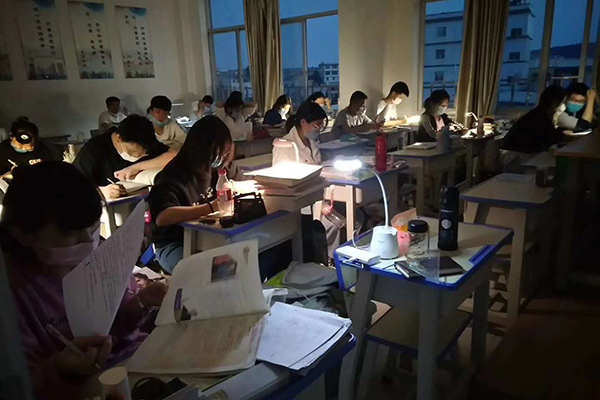 学生挑灯夜读