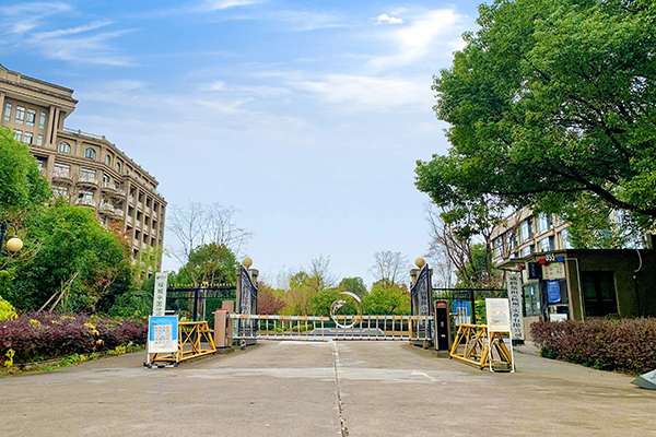 学院大门